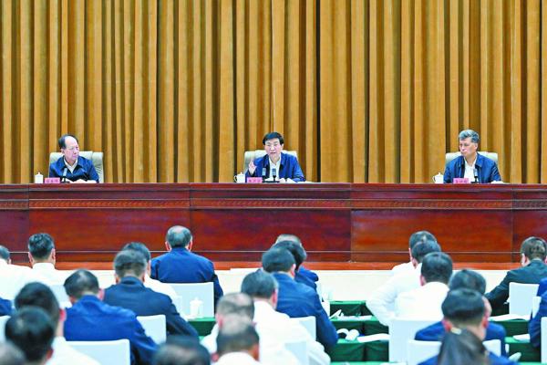 第九次全国对口支援新疆工作会议召开 王沪宁出席并讲话