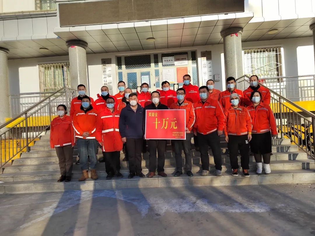 和布克赛尔县委副书记政府县长巴特乔龙一行慰问一线公路职工