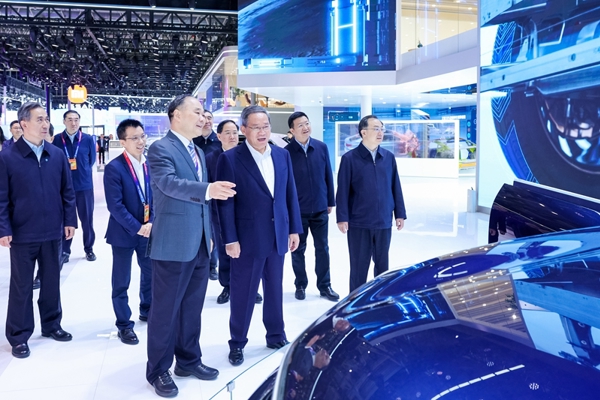 李强在2024北京国际汽车展览会调研时强调：大力发展智能网联新能源汽车 促进汽车产业高端化智能化绿色化升级 