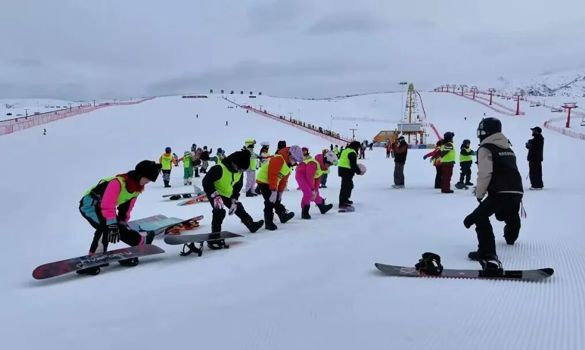 油画塔城·新年新景 | 热雪欢歌启新章——塔城地区冰雪文化旅游季多彩活动点燃冰雪激情