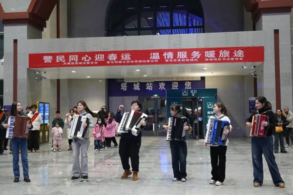 新春走基层 | 警民同“载”  福运满途——塔城火车站2026春运暖程行动温情开启