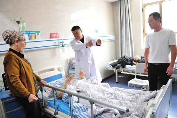 共建兵地融合发展边疆治理先行区｜兵团专家跨域送医 塔城百姓家门口解病痛