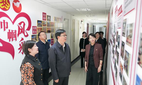 支现伟在地区妇联、工会、团委调研，看望慰问妇女代表和妇女工作者