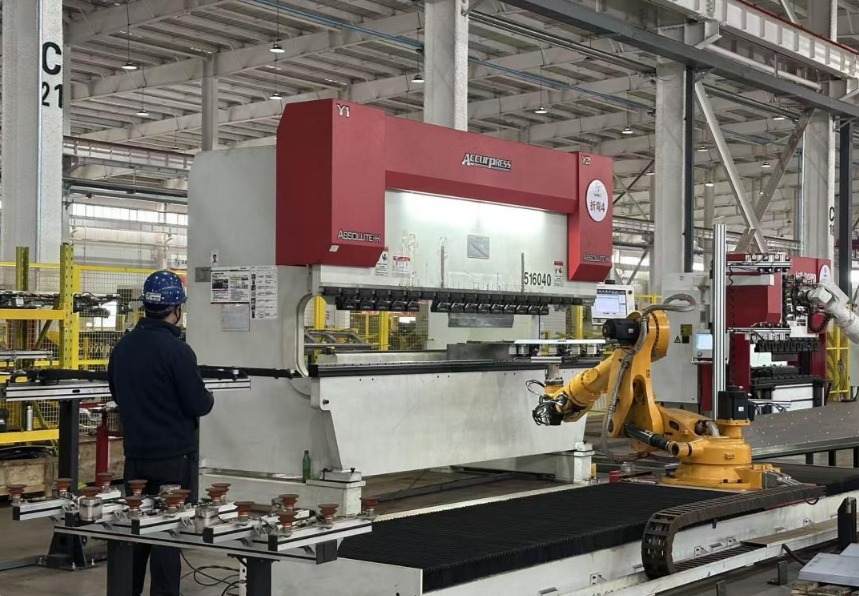 机械臂加工农机零件。贺颖 摄