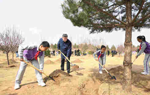 习近平在参加首都义务植树活动时强调 为山川大地增添锦绣 让中国式现代化底色更加亮丽