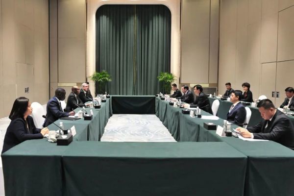 支现伟会见塞内加尔共和国驻华特命全权大使伊布拉伊玛·索里·锡拉