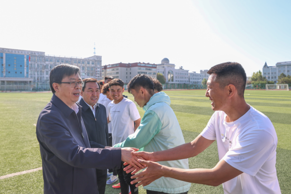 支现伟在塔城足球队调研时强调 以赛促训强技能 以体育人强体魄 助力地区体育事业高质量发展