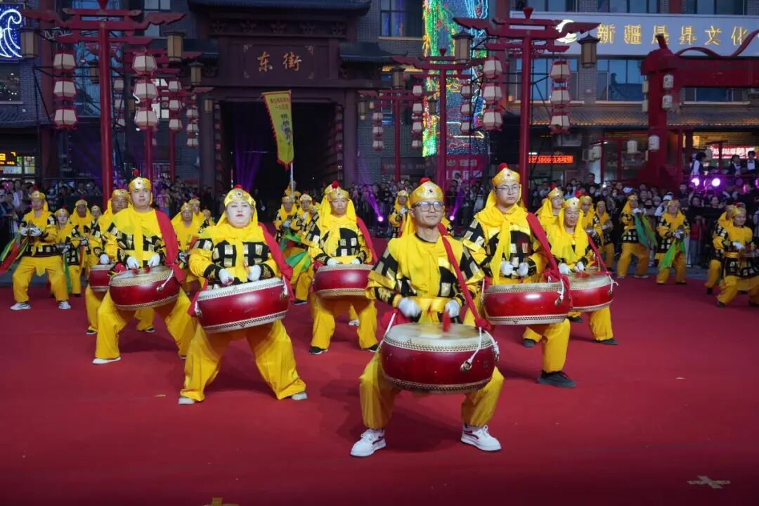 开街仪式上的锣鼓表演。张晓彤 摄