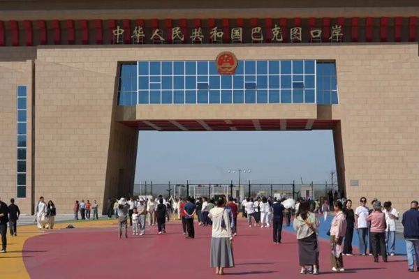 假日期间 塔城文旅市场人气旺活力足