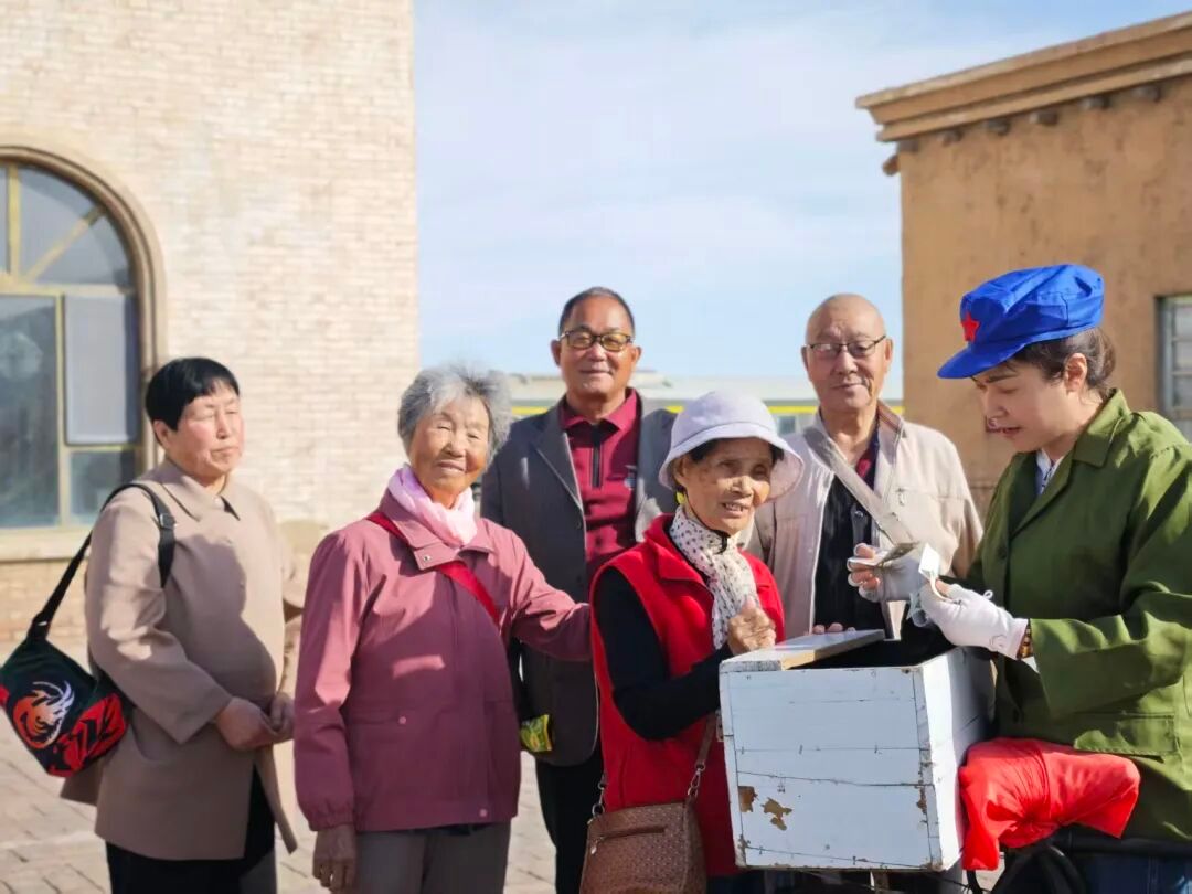 江格斯乡景区志愿者与游客互动.jpg