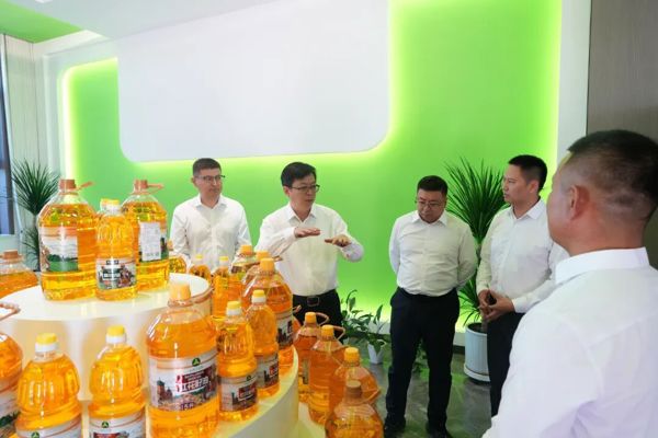 支现伟在塔城市、新疆塔城重点开发开放试验区先行发展区调研外贸企业时强调 立足口岸优势 做实边贸文章 以高水平对外开放促进高质量发展