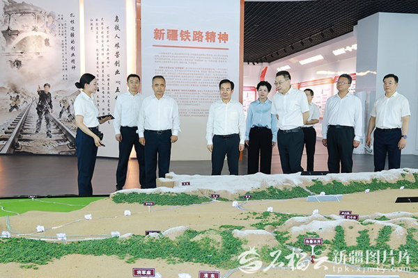 陈小江艾尔肯·吐尼亚孜在中国铁路乌鲁木齐局集团走访调研