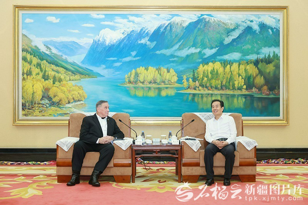 陈小江艾尔肯·吐尼亚孜会见美中航空遗产基金会主席格林一行