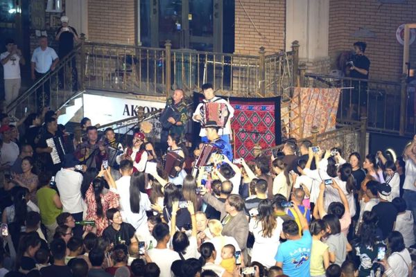 琴声燃烟火！“琴音市集”点亮边城之夜