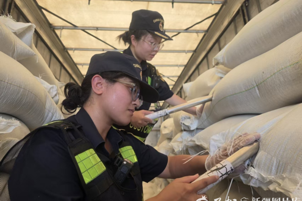 巴克图口岸前7月客货两旺