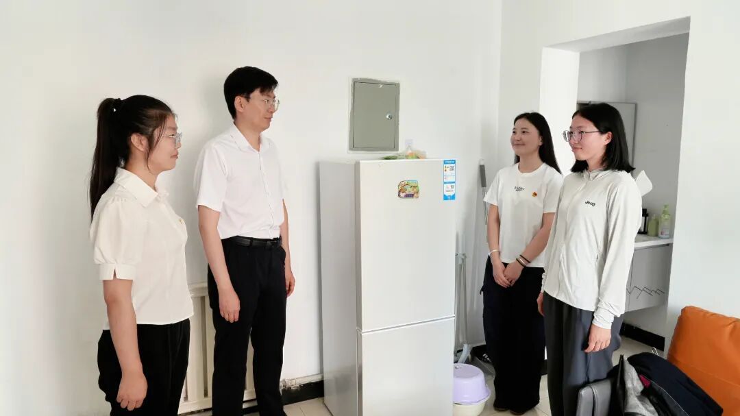 带领引进人才实地参观人才公寓.jpg