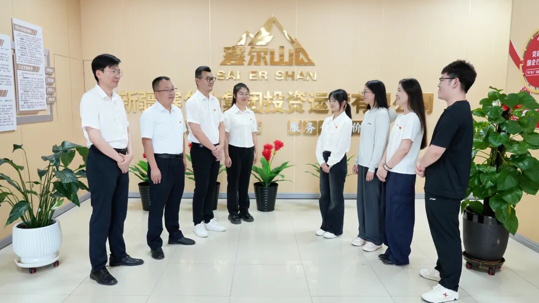 面对面倾听人才心声,询问人才工作感受.jpg