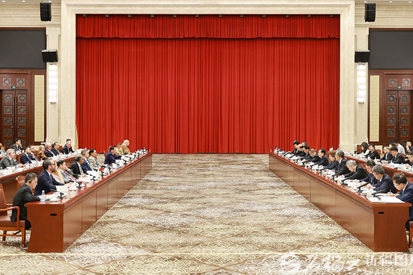 陈小江艾尔肯·吐尼亚孜会见国际知名人士新疆友好交流会参会代表