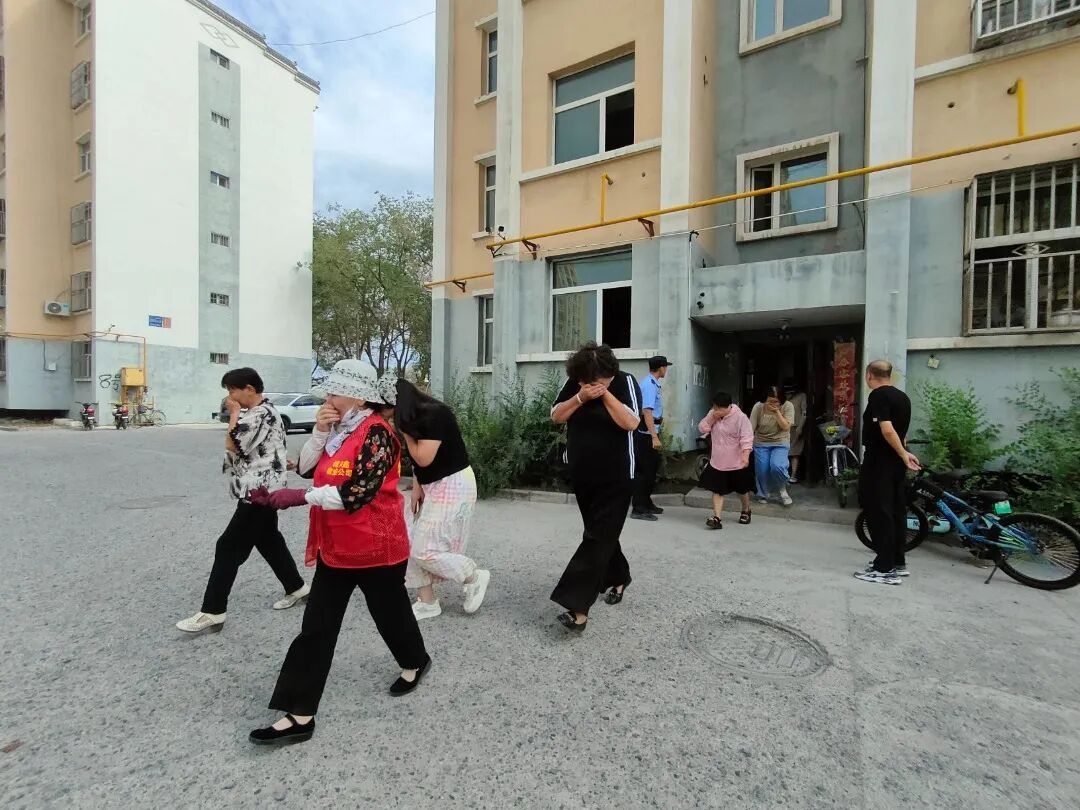 团结街道广场路社区开展消防安全应急演练.jpg