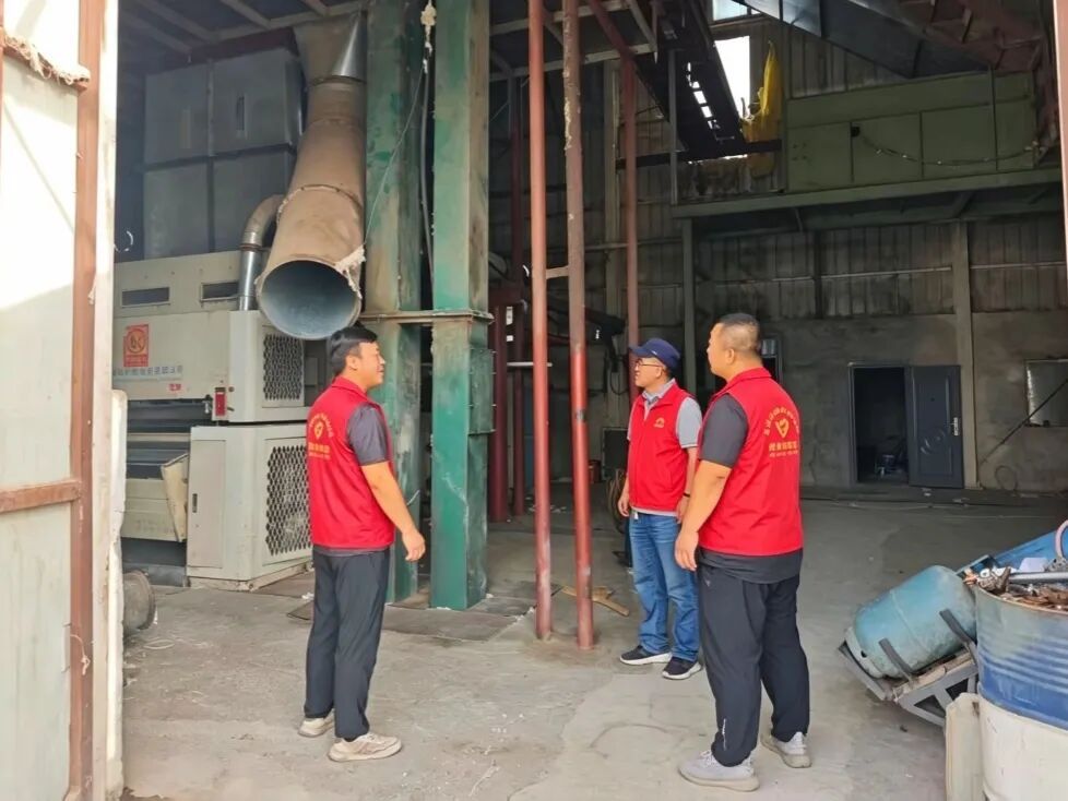 哈图布呼镇组织党员干部检查棉花生产车间安全情况.jpg