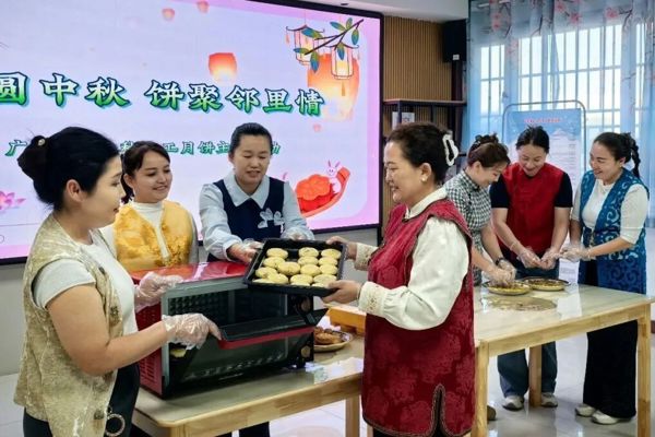 佳节喜乐聚邻里 同心相聚话团结