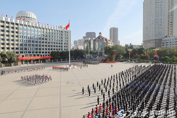 庆祝中华人民共和国成立77周年 自治区隆重举行升国旗仪式