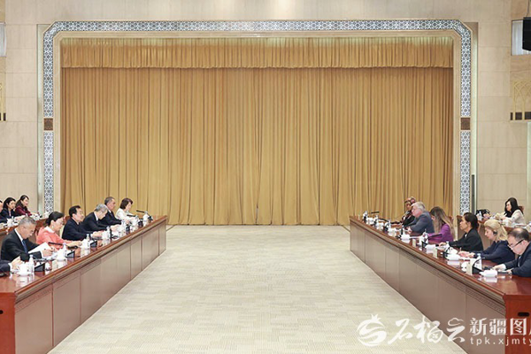 陈小江会见“驻华女外交官看中国新疆行”代表