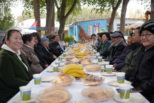 十五五·开局启新看塔城 | 情暖重阳聚邻里 百家盛宴绘民族团结幸福画卷